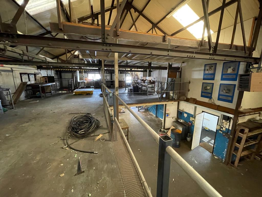 Lot: 61 - FREEHOLD INDUSTRIAL UNIT - 